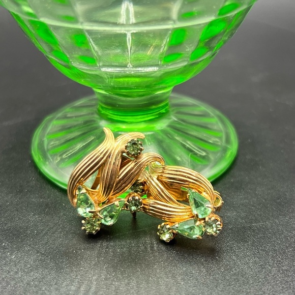 VINTAGE EARRINGS Gold Tone Green Crystal COLLECTIBLE COSTUME JEWELRY CLIP ON - Picture 11 of 13